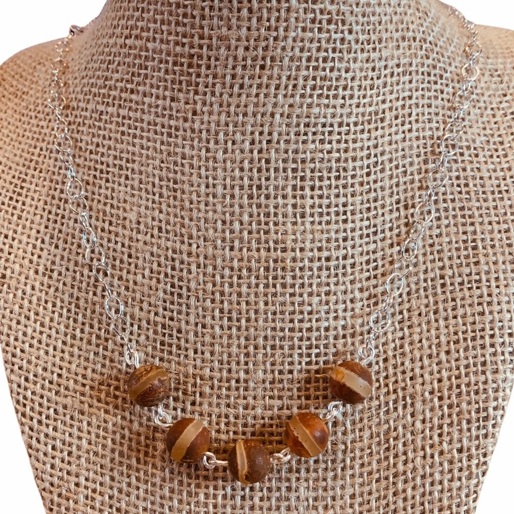 Linked ceramic beads. Silver plated chain.‎